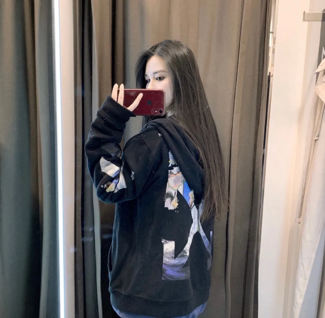 ♻️💯Upper body reference model picture❤️Top tested version OFF WHITE OW timeless classic Monet oil painting watercolor graffiti hooded zipper pure cotton loose cardigan sweatshirt jacket for men and women couples hot overseas style, same upper body for celebrities, classic and beautiful oil painting style! World treasures, top famous paintings, walking works of art!  A good product starts with the fabric of the clothes. Our fabrics are pre-shrunk with epoxy water before leaving the fabric factory. After the fabrics are dried, they will have a light fragrance. Who can do this? The printing uses an imported 16-head white ink color drawing integrated direct printing machine + discharge dyeing process, which is completely consistent with zip. It effectively guarantees the perfect printing texture and visual effect. The multi-layered hollow points in the printing pattern are all manually modified, and the alignment is consistent to identify the first eye-catching point.   From the beginning of 2019 to now, a total of 100,000+ have been shipped. It can be said that this model is made to perfection. The basic purchase price for foreign purchasing agents is 50+, and the repurchase rate is 100%. The details, fabrics, and printing can be said to be completely restored, a true top version!  Let’s talk about the reason for 100,000+ sales! First, you can see the products we make, and all the identification details are in place. 1. The 4 hollow points on the printed character hat are identification details. During the scan, many manual modifications were required, and a hollow point was exposed, which was a fake at first glance. This is hollow, not black dot printing. 2. Printing is a combined process of discharge dyeing + direct injection! Both the black and white prints can be pulled apart, and the prints will not be damaged by loosening and rebounding. The dye is completely integrated into the fabric. 3. The fabric is 480 grams of custom-dyed fish scale terry cotton fabric, which has an excellent hand feel. 4. The collar label is embossed and has a hand-feeling effect! Definitely not an embroidery label, nor a blue label. 5. The tag rope is hung vertically from the collar. The rope is 120CM long, not a side rope. It is full of details. 6. Details, the main picture is actually shot. If you are worried about what you have seen, you can directly compare it with the pictures of my home and the official website. Fearless of all comparisons. 7. Customized pull tabs with engravings and hat rope bells with engravings! These are the details of the identification.   Size: XS-L Color: Black Off-White P:420